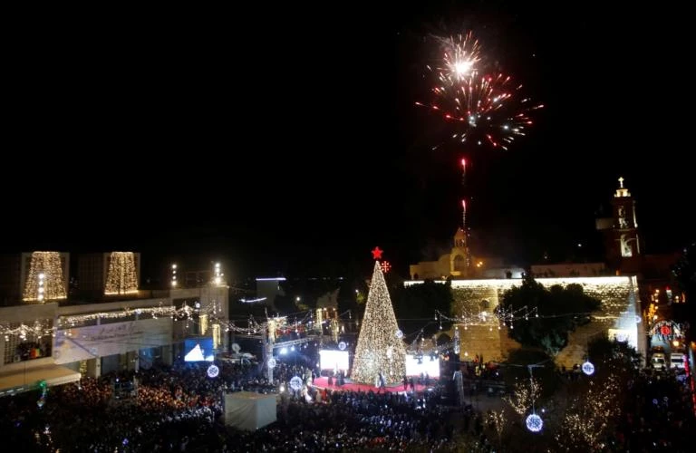 Χιλιάδες πιστοί συρρέουν στη Βηθλεέμ για να γιορτάσουν τα Χριστούγεννα! (εικόνες)